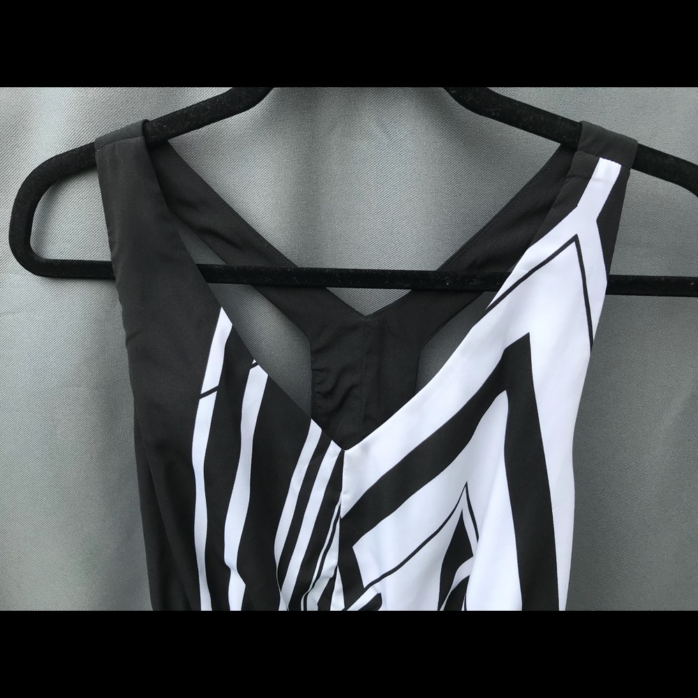 🖤 Love on a Hanger | Black & White Dress 🖤 - Picture 5 of 8